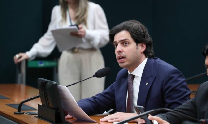 Comissão aprova inclusão de cadernos e lápis em programa de material didático