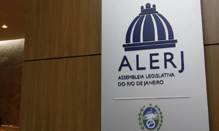 Deputados do RJ aprovam tornozeleira rosa para agressores de mulheres