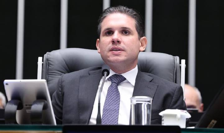 Hugo Motta comemora aprovação de projeto de combate à violência contra mulheres