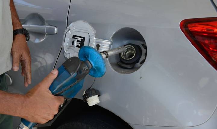 Justiça proíbe posto de exigir que mulher trabalhe de legging