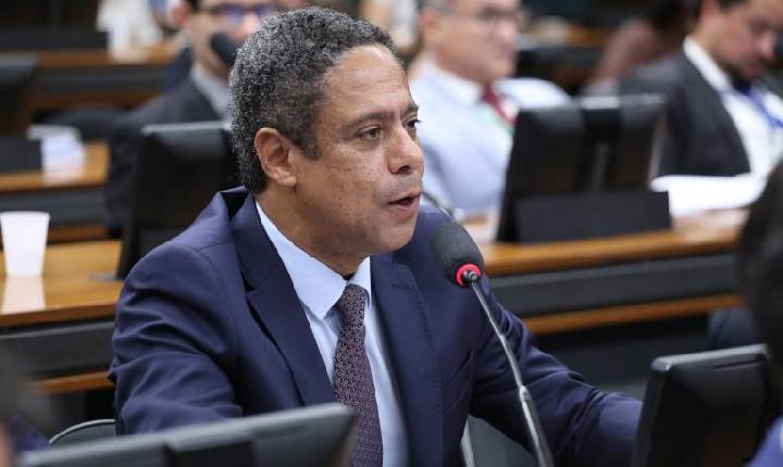 Projeto prevê salário mínimo para estagiários e cria sistema de cotas