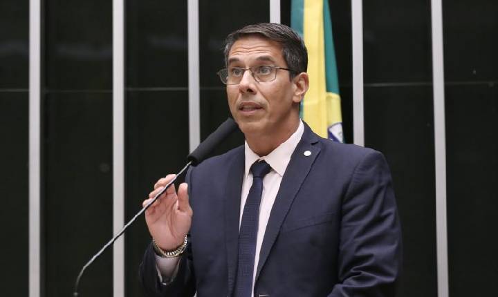 Projeto proíbe postos de gasolina de cobrarem preços diferentes para pagamentos em dinheiro ou Pix