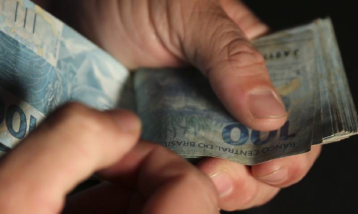 Salário médio do trabalhador amplia recorde e chega a R$ 3.722