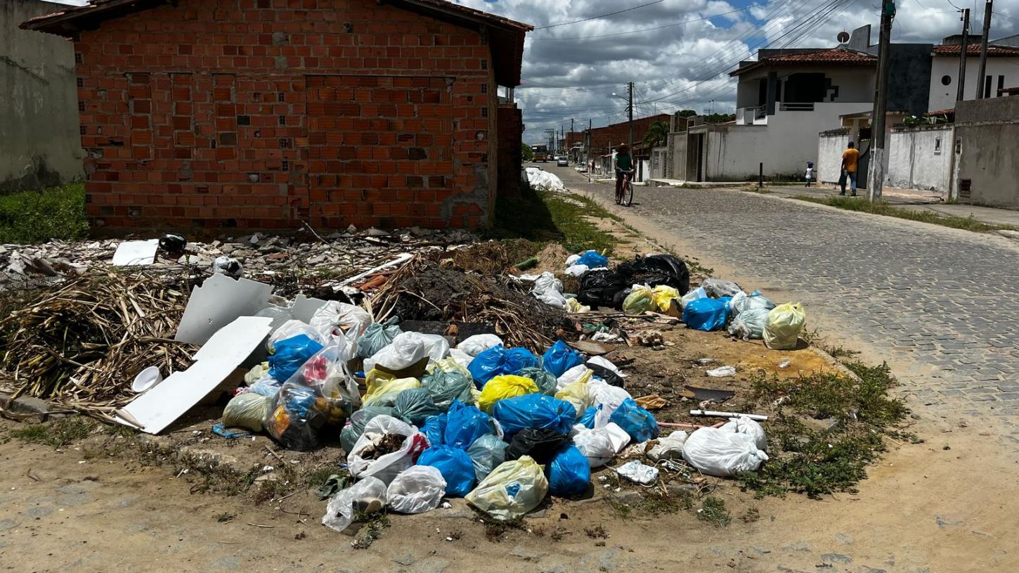 Lixo acumulado no Parque Ouro Verde 