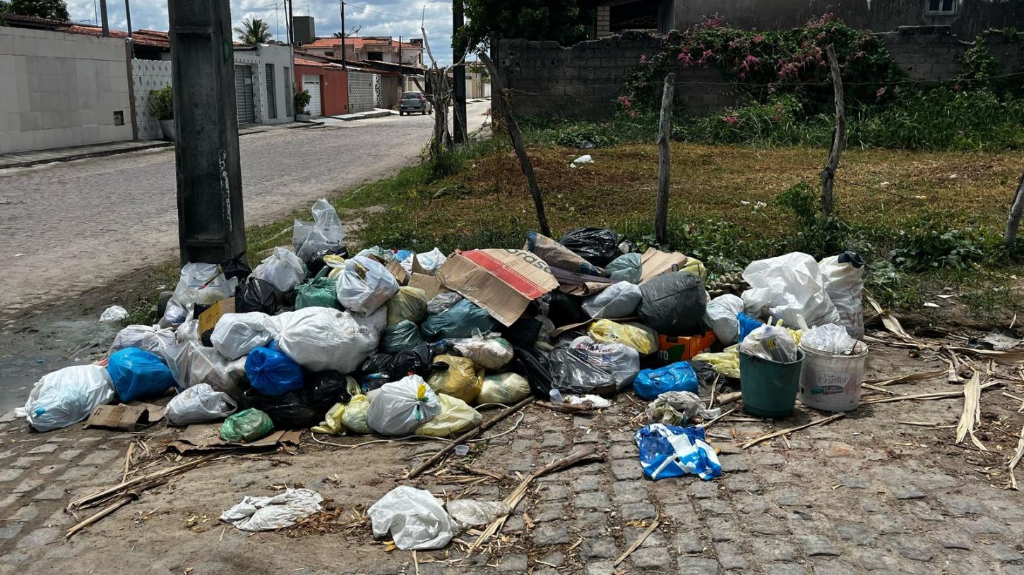 Ponto de Lixo em Rua do Baldez 