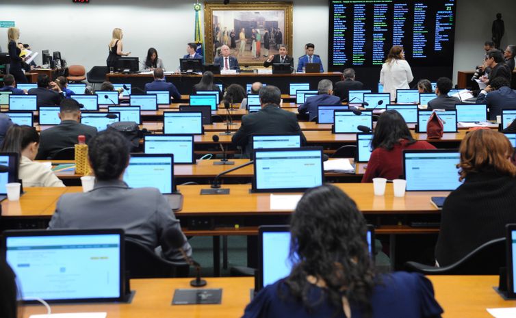 CCJ da Câmara se posiciona a favor de cassação de Carla Zambelli