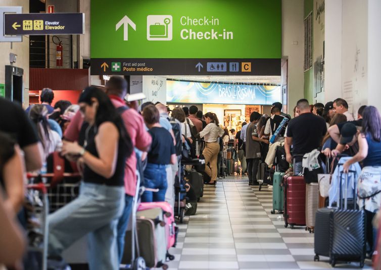 Ventos fortes afetam pelo menos 110 voos em Congonhas nesta quinta